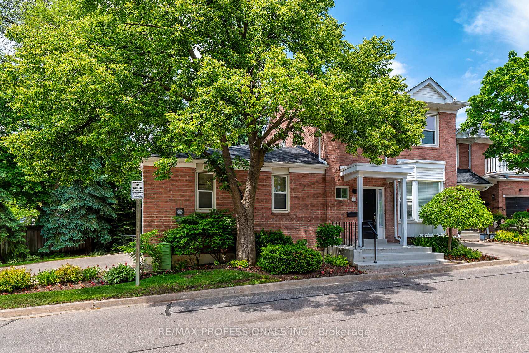 7 Tamarack Circle, Toronto W09 — photo 2 of 5