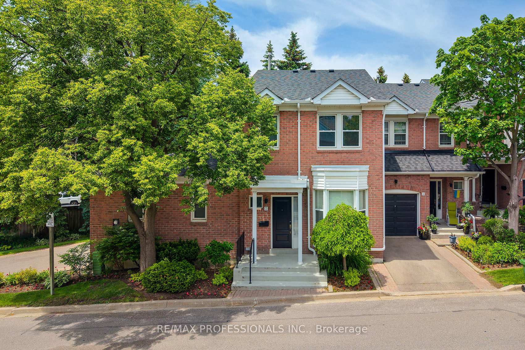 7 Tamarack Circle, Toronto W09 — photo 3 of 5
