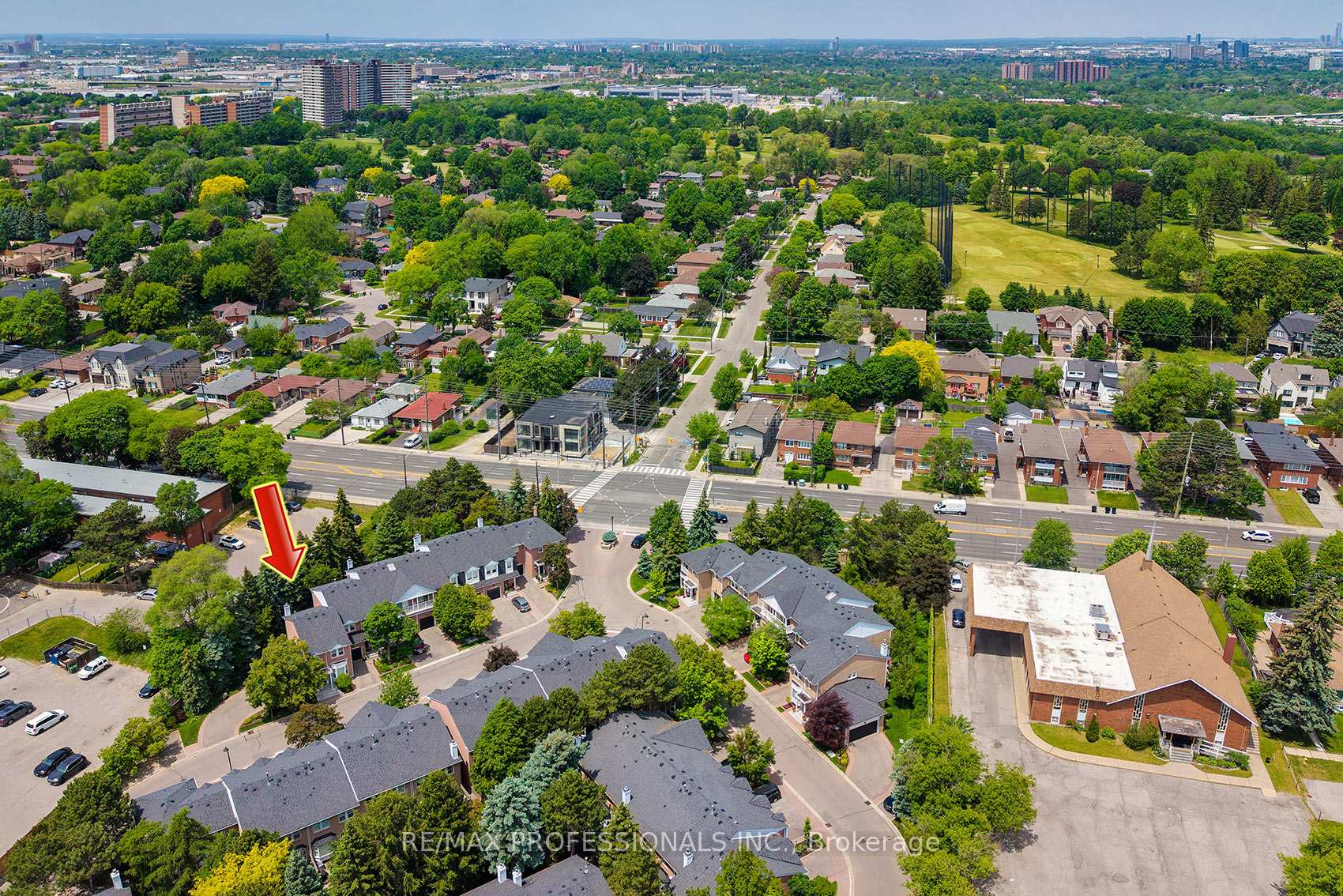 7 Tamarack Circle, Toronto W09 — photo 4 of 5