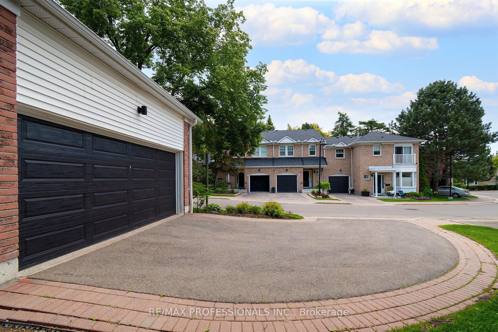 7 Tamarack Circle, Toronto W09 — photo 5 of 5