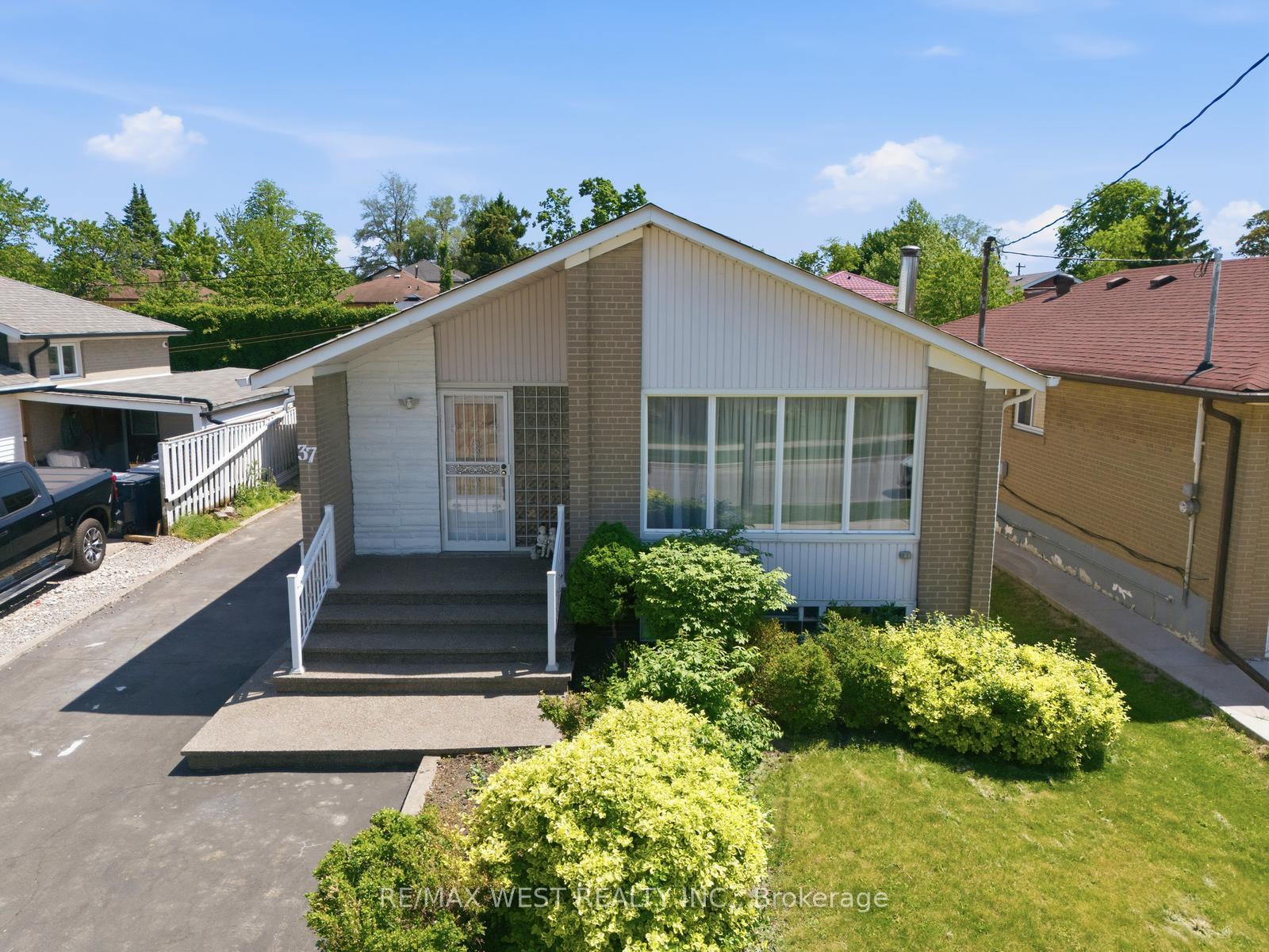 37 Beaumonde Heights Drive, Toronto W10 — photo 2 of 5