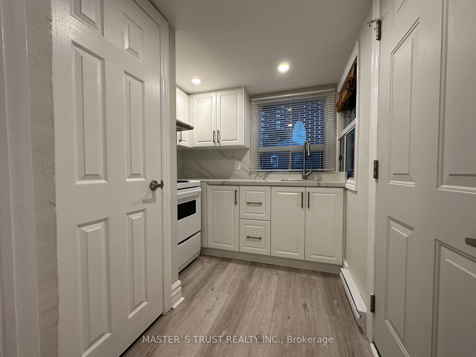 151 Dynevor Road Upper, Toronto W03, ON M6E 3X5