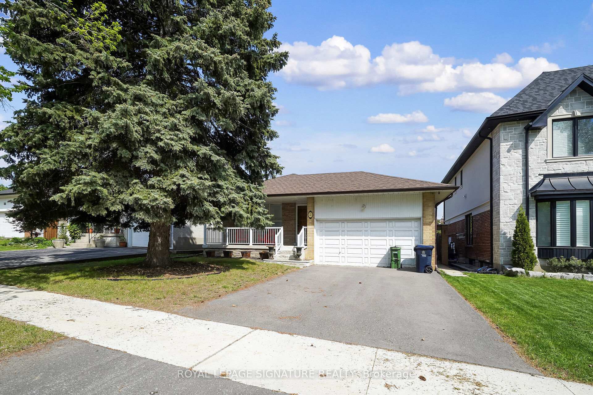 22 Hamptonbrook Drive, Toronto W09, ON M9P 1A1 — Toronto W09, Ontario