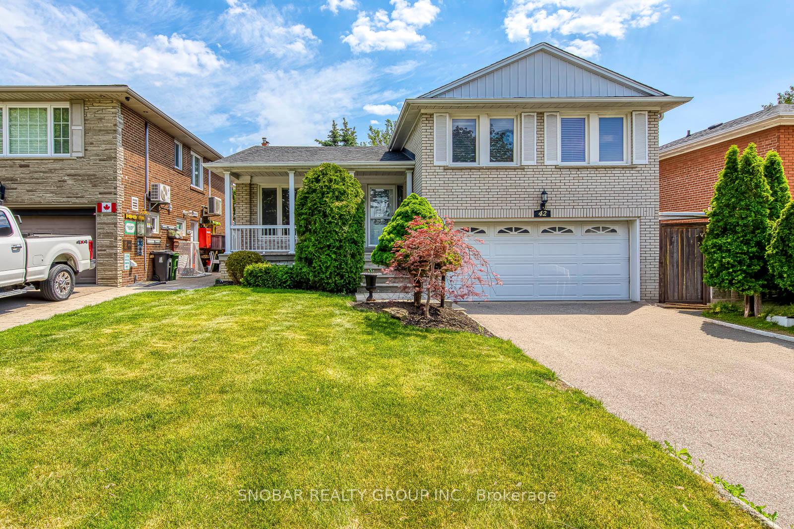42 Norgrove Crescent, Toronto W09 — photo 2 of 5