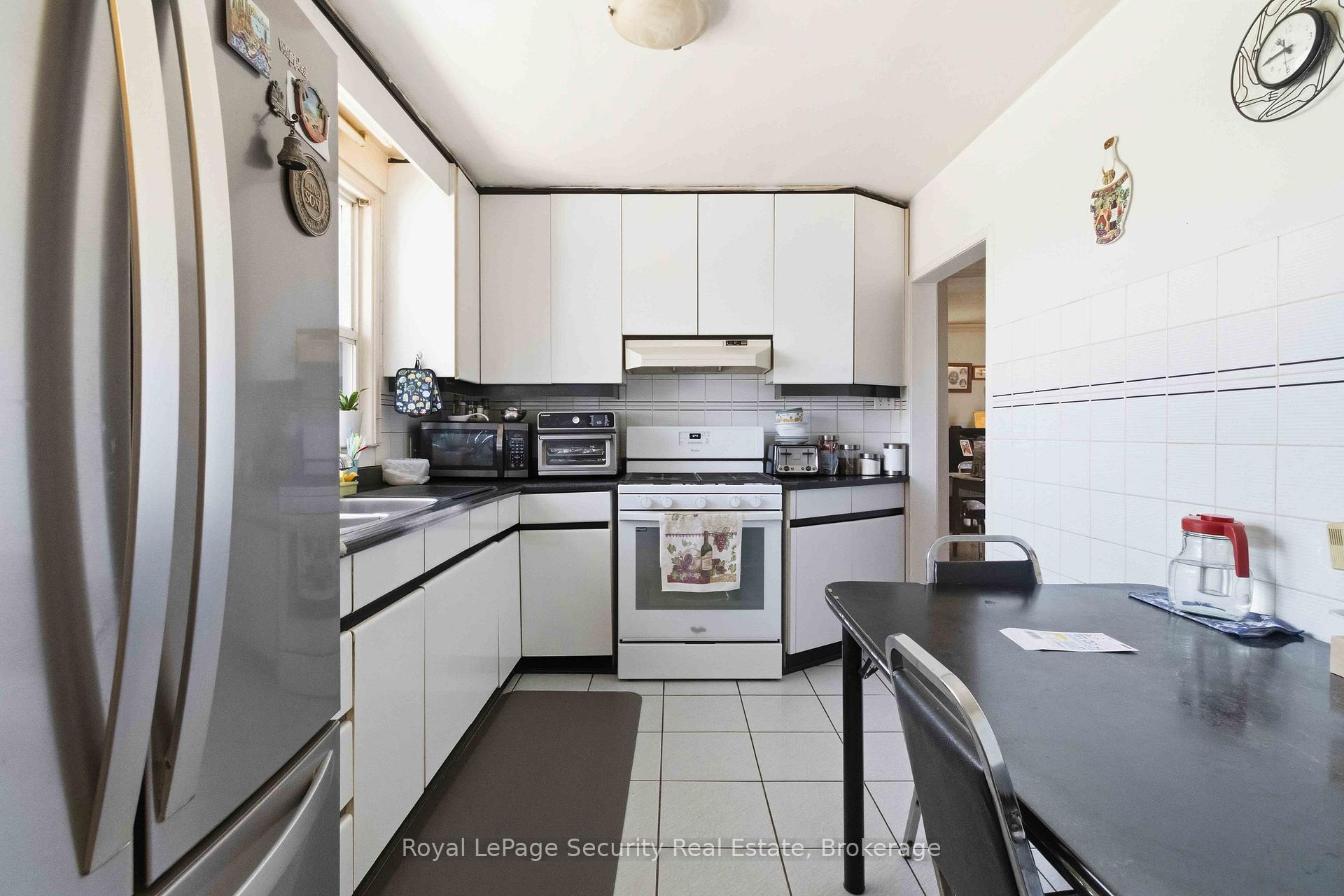 73 Saint Andrews Boulevard, Toronto W09 — photo 3 of 5
