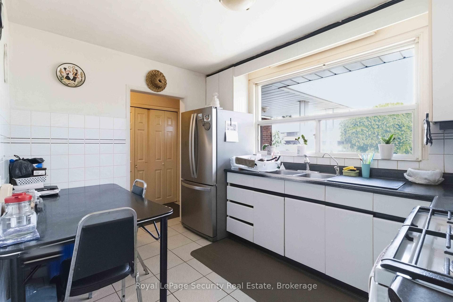 73 Saint Andrews Boulevard, Toronto W09 — photo 4 of 5
