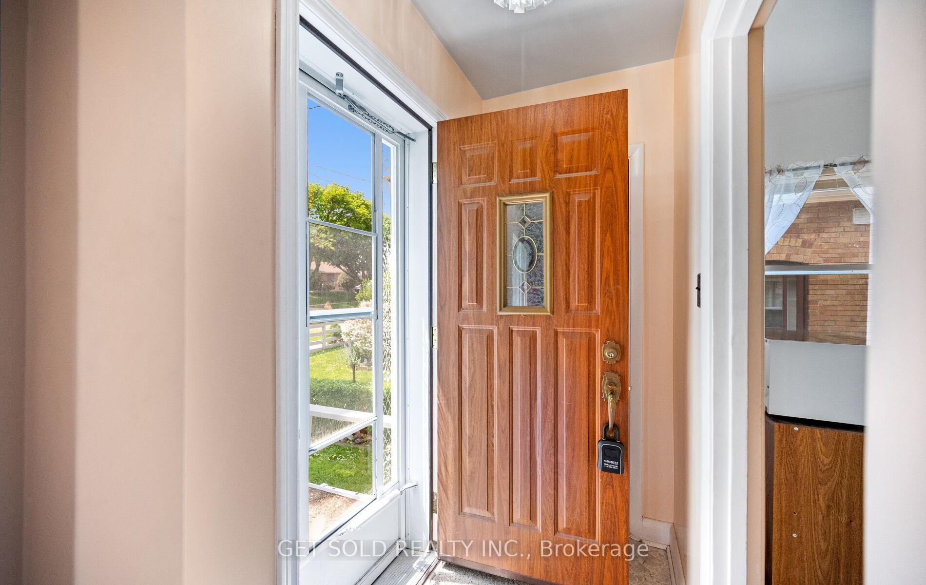 131 Clearbrooke Circle, Toronto W10 — photo 2 of 5
