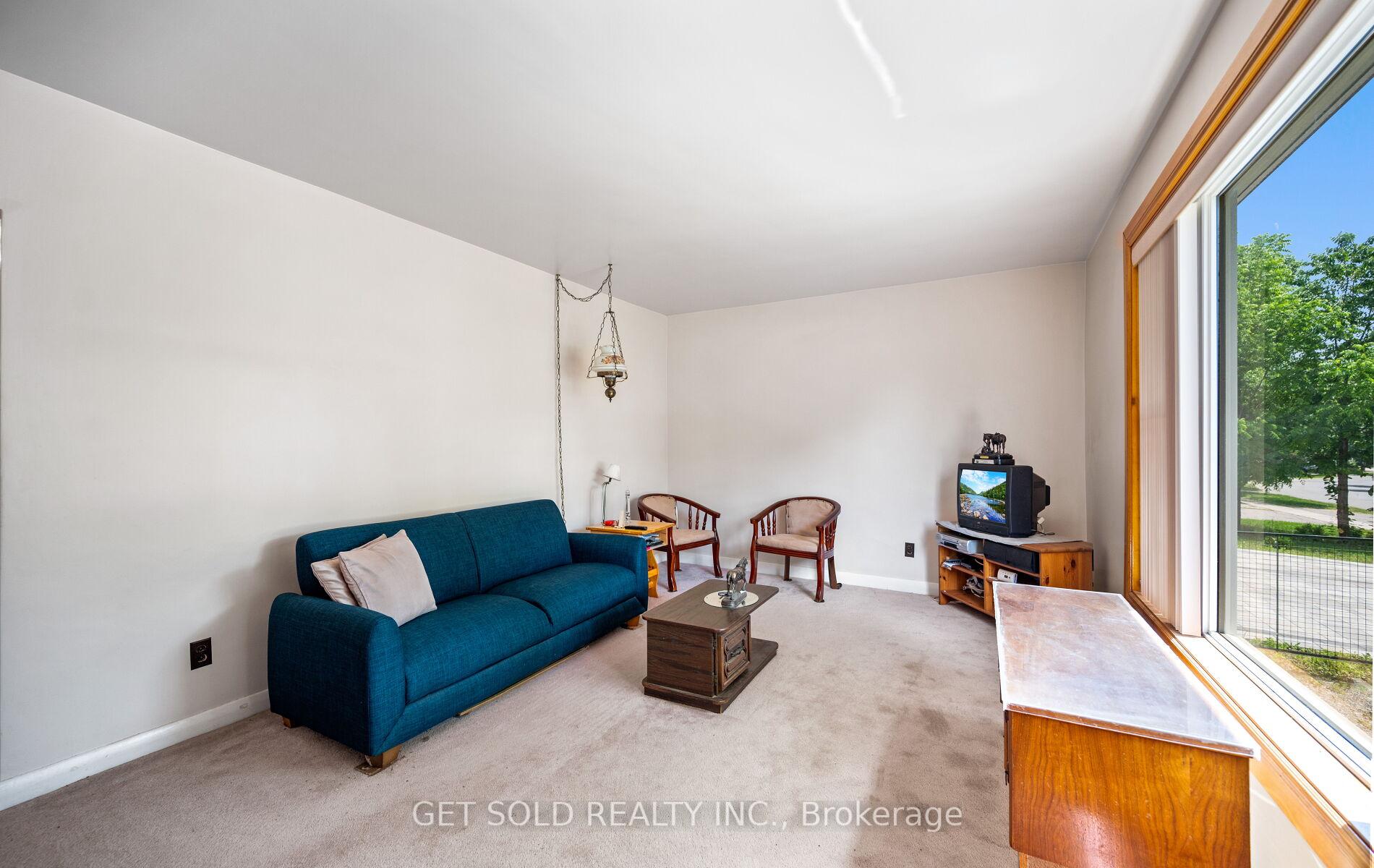 131 Clearbrooke Circle, Toronto W10 — photo 3 of 5