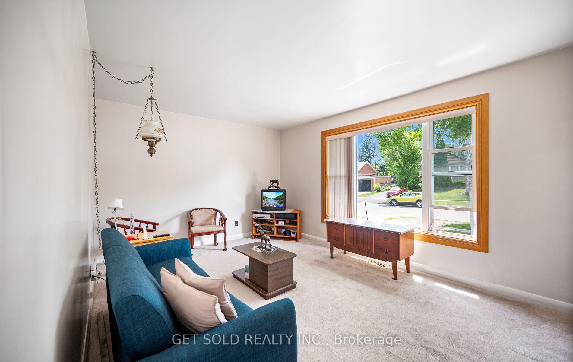 131 Clearbrooke Circle, Toronto W10 — photo 4 of 5