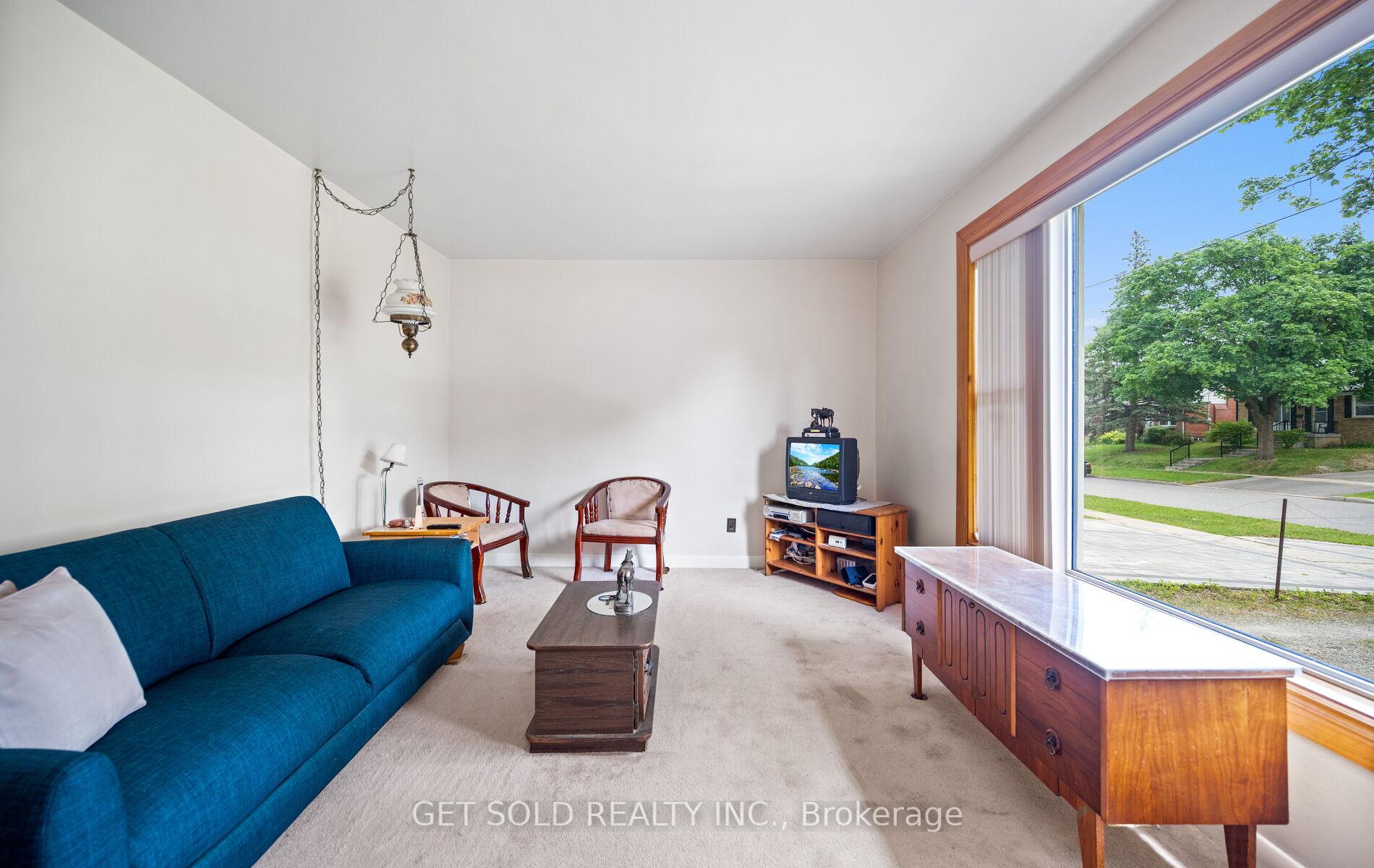 131 Clearbrooke Circle, Toronto W10 — photo 5 of 5
