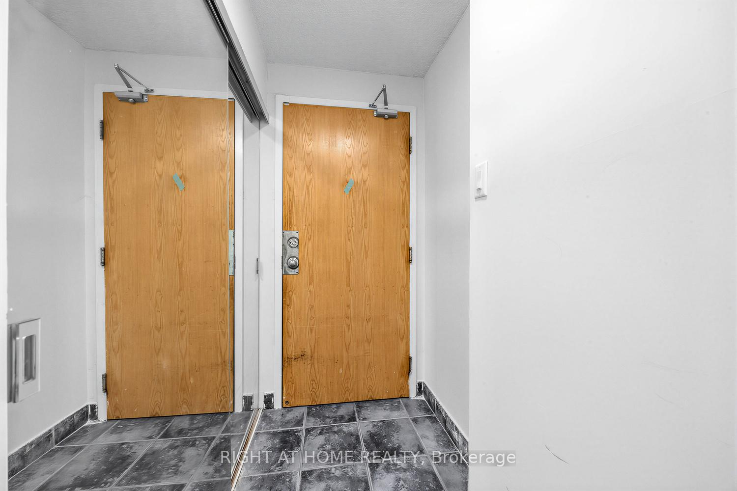 41 Markbrook Lane 1711, Toronto W10 — photo 3 of 5