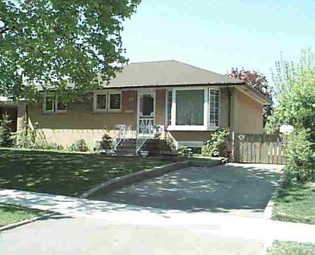 34 Paragon Road, Toronto W09, ON M9R 1J8 — Toronto W09, Ontario