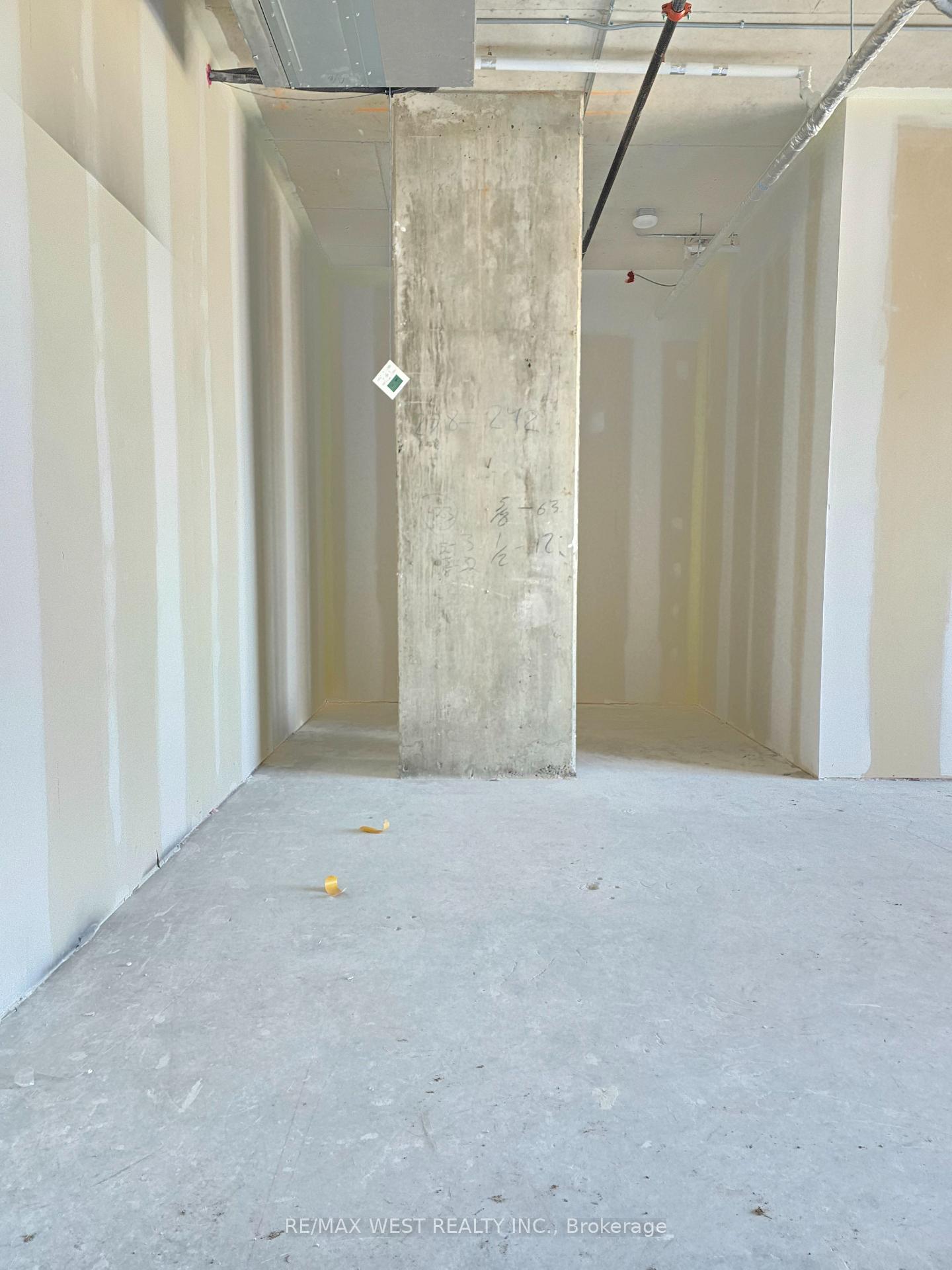 600 Dixon Road 423, Toronto W10 — photo 2 of 5