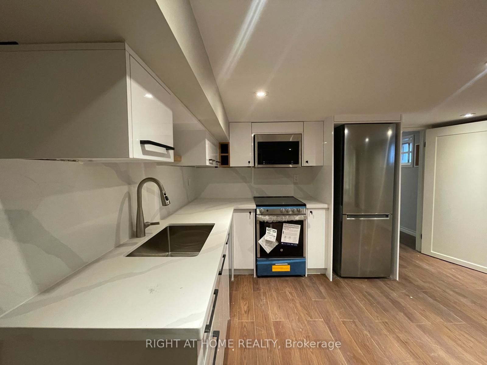 807 Dupont Street B, Toronto W02, ON M6G 1Z7