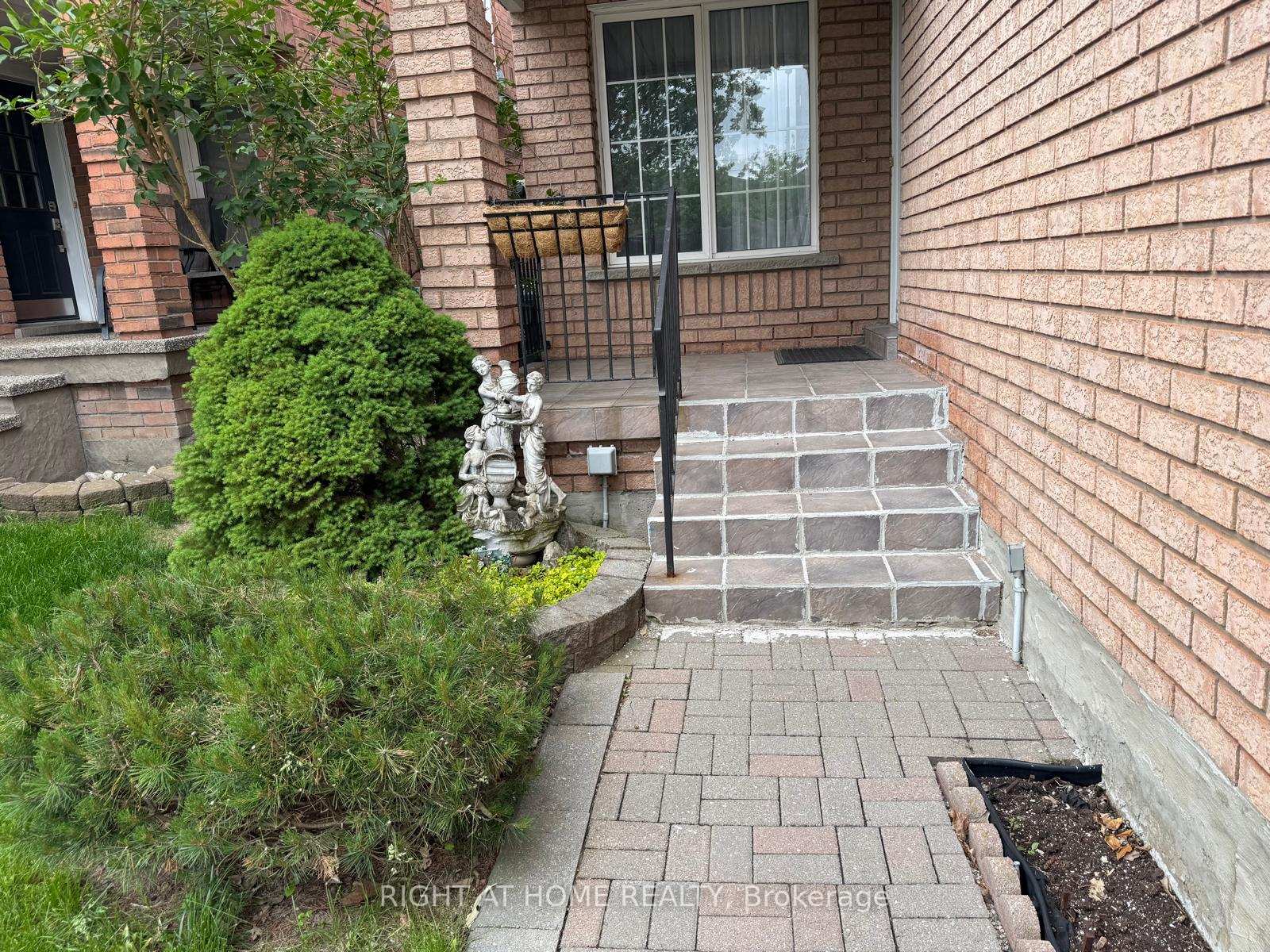 5392 Marblewood Drive, Mississauga, ON L5V 2L9