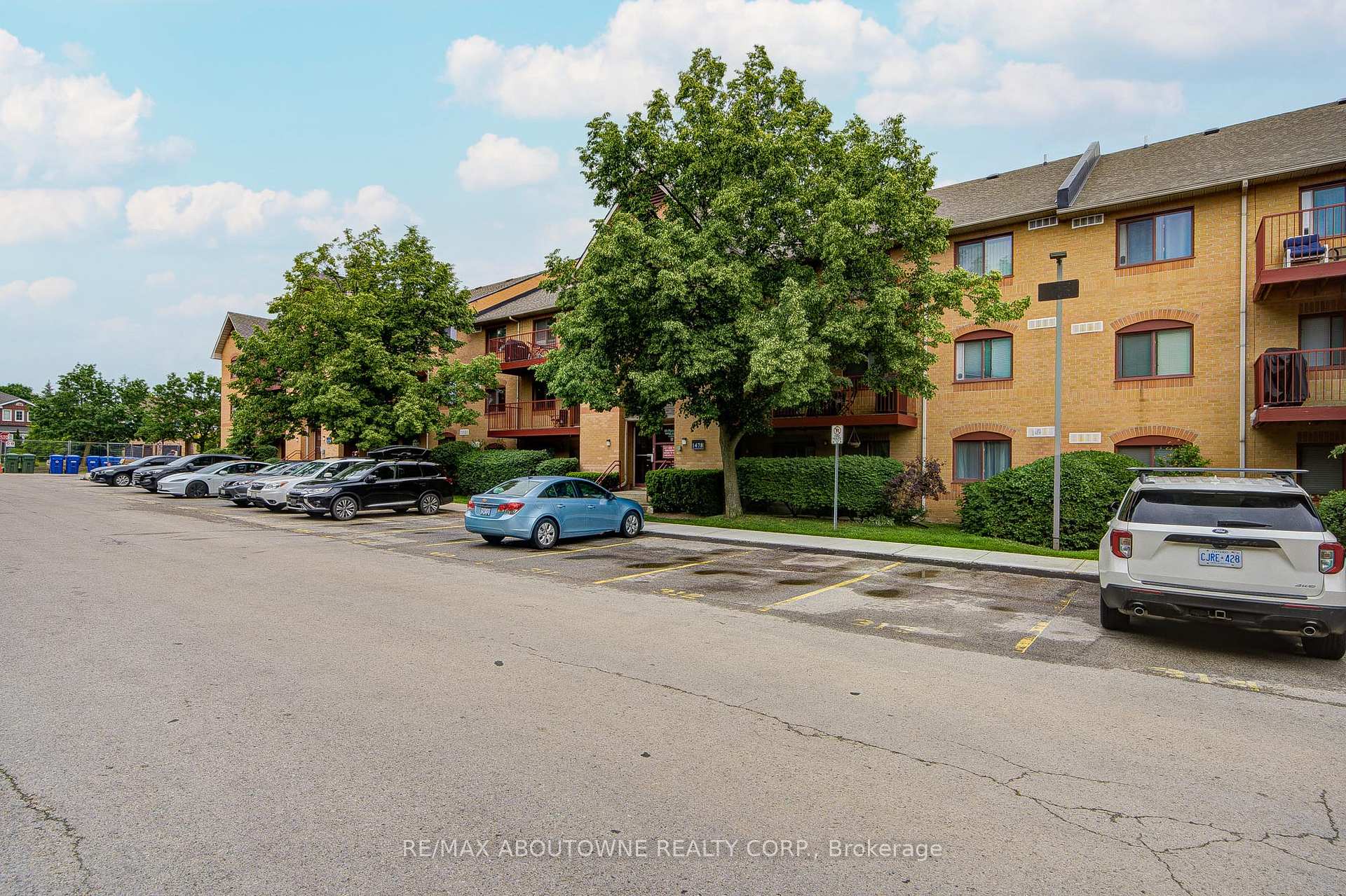 1476 Pilgrims Way 1832, Oakville, ON L6M 3G7
