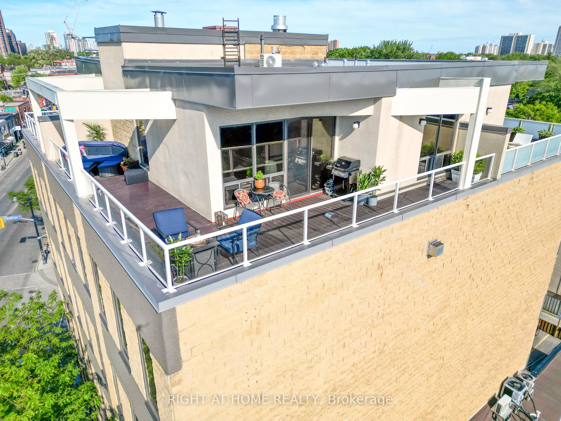 1 St Johns Road 504, Toronto W02, ON M6P 1T7