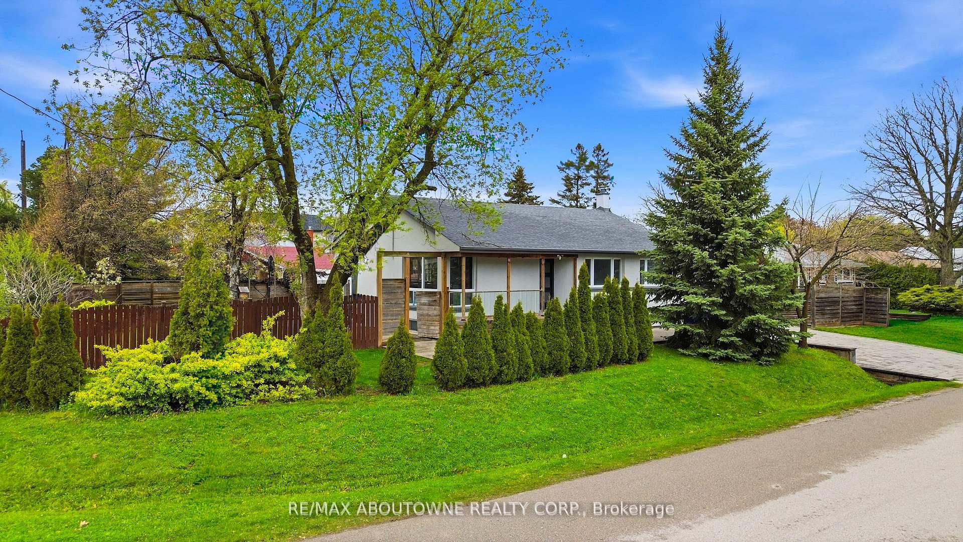 1403 Selkirk Avenue, Oakville, ON L6L 2V5