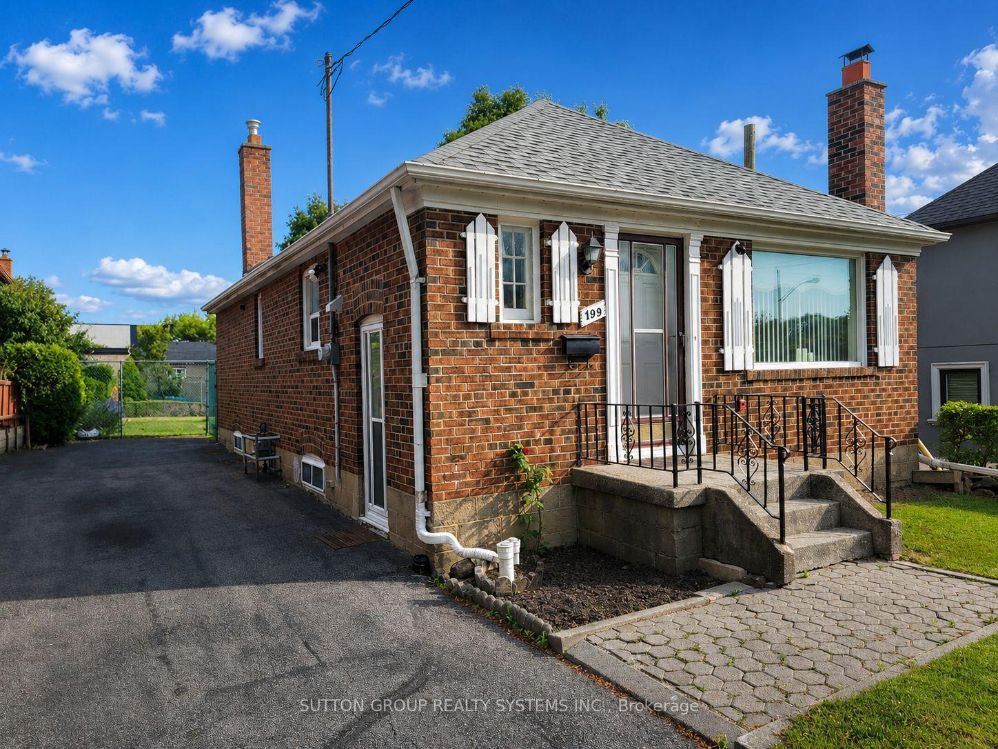 199 Strathnairn Avenue, Toronto W04, ON M6M 2G6