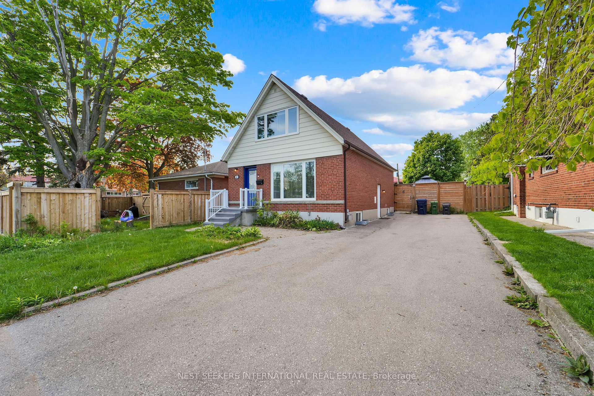 42 Fordwich Crescent, Toronto W10 — photo 3 of 5