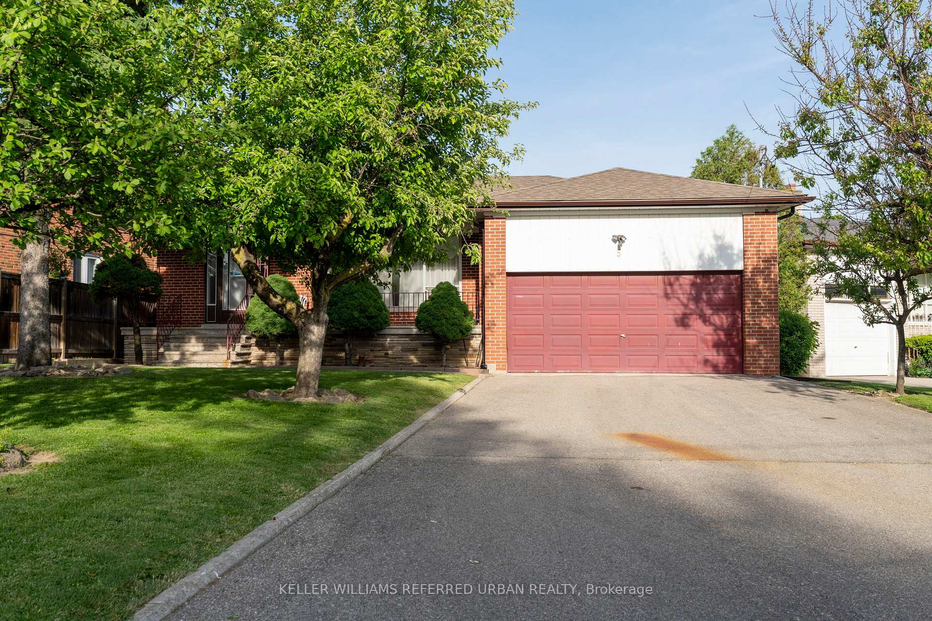 5 Paramount Court, Toronto W04, ON M6M 2L3