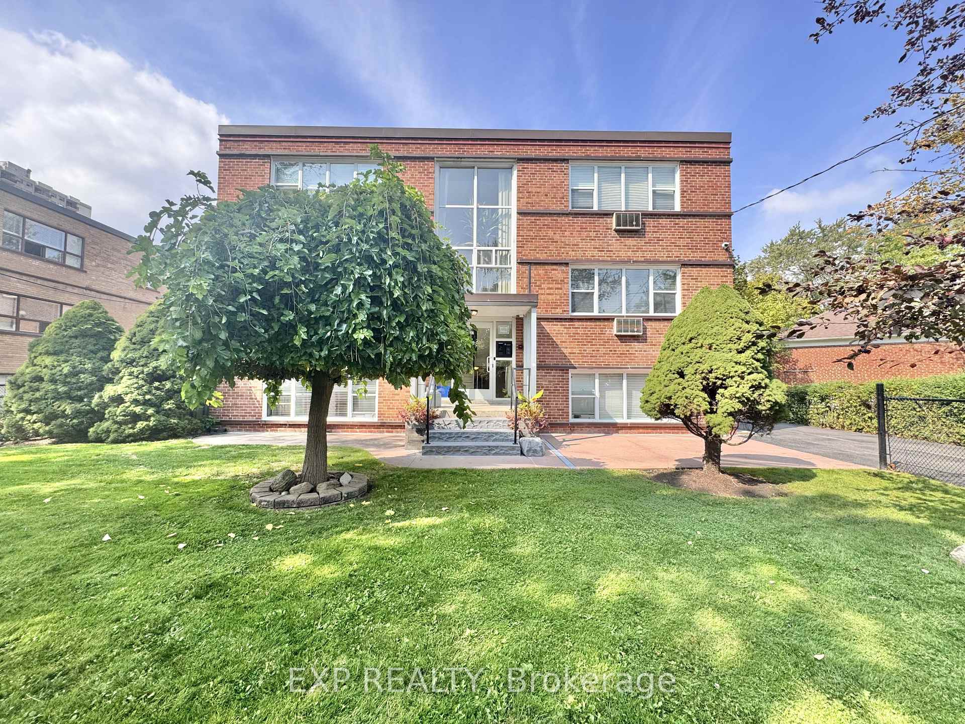 27 Paisley Boulevard Unit 2, Mississauga, ON L6A 1P3
