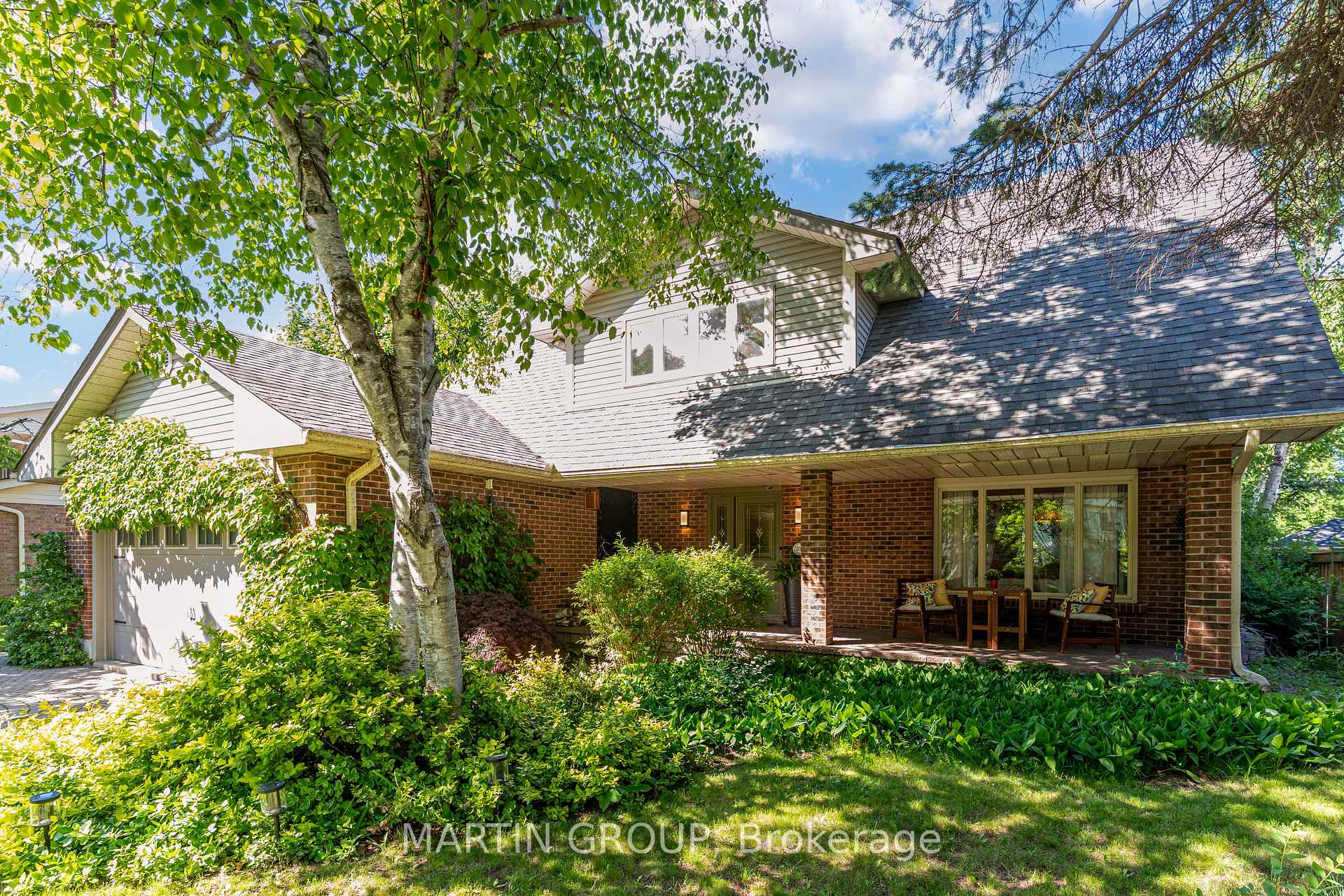 253 McCraney Street W, Oakville, ON L6H 3A9