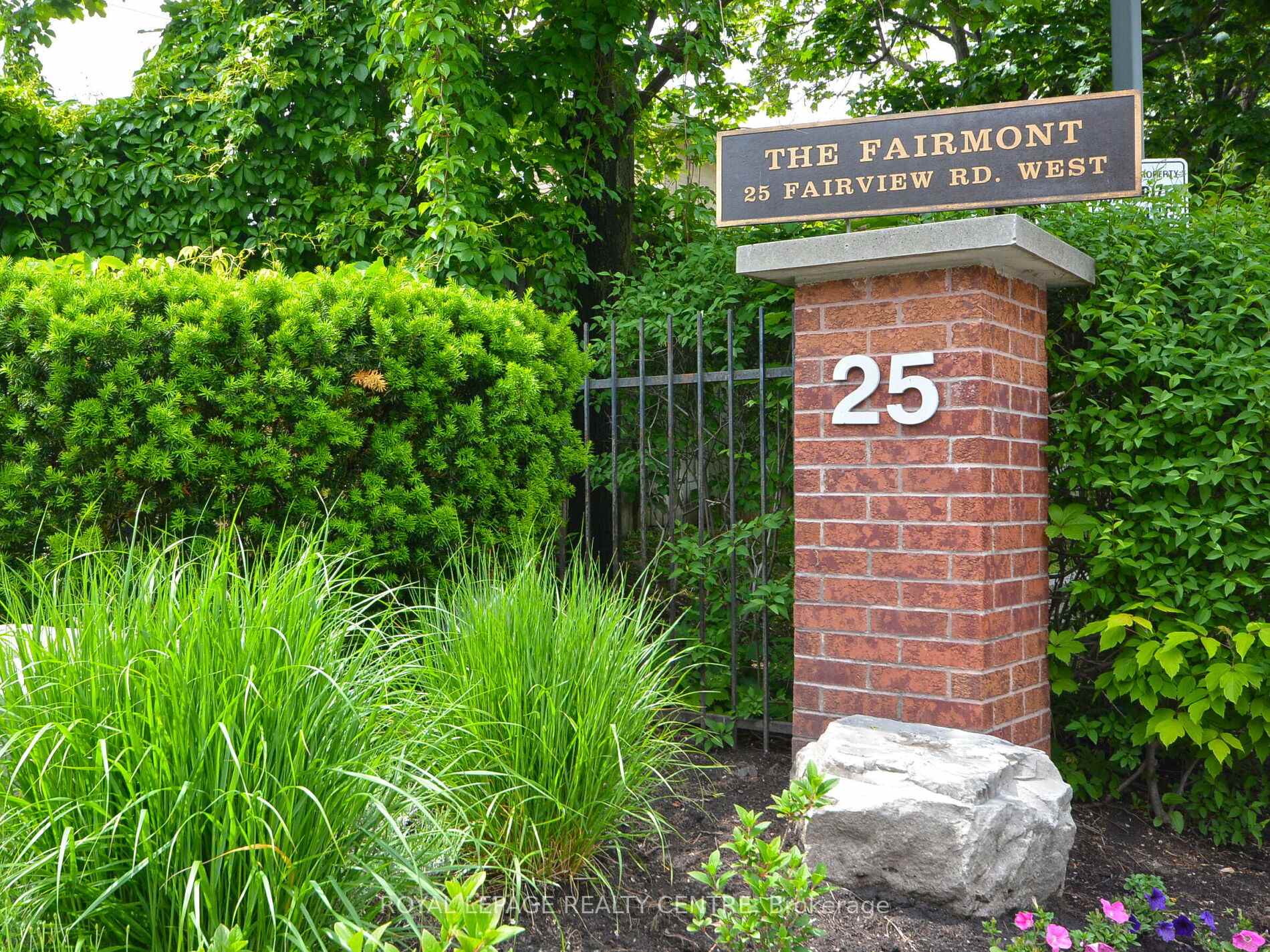 25 Fairview Road W 807, Mississauga, ON L5B 3Y8
