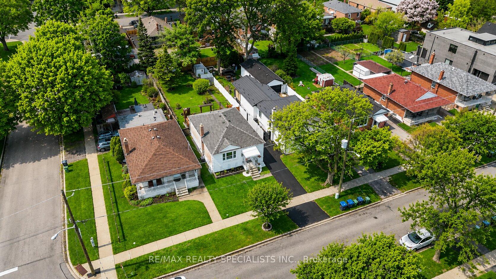 226 Thirtieth Street, Toronto W06, ON M8W 3E1