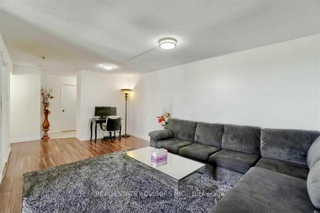 41 Markbrook Lane 1203, Toronto W10 — photo 2 of 5