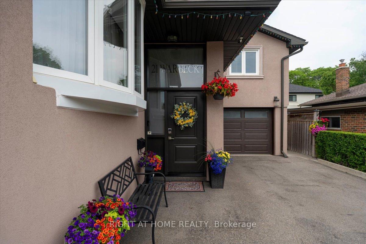 21 Warbeck Place, Toronto W09 — photo 2 of 5