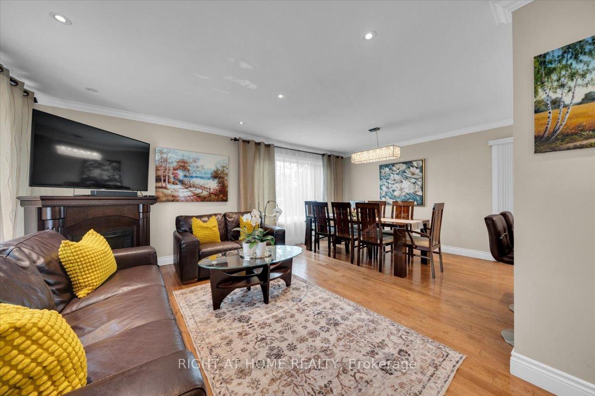 21 Warbeck Place, Toronto W09 — photo 3 of 5