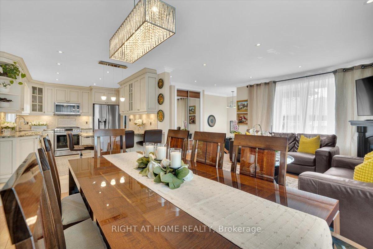 21 Warbeck Place, Toronto W09 — photo 4 of 5