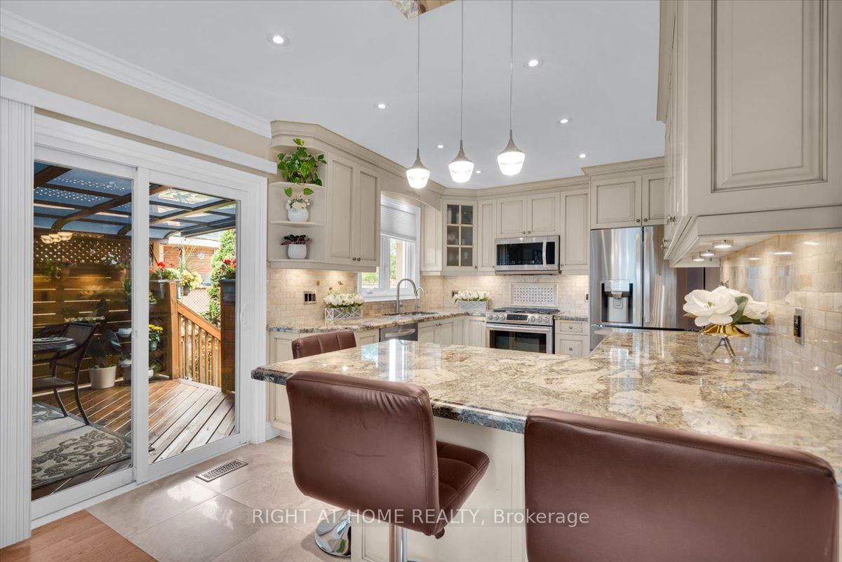 21 Warbeck Place, Toronto W09 — photo 5 of 5