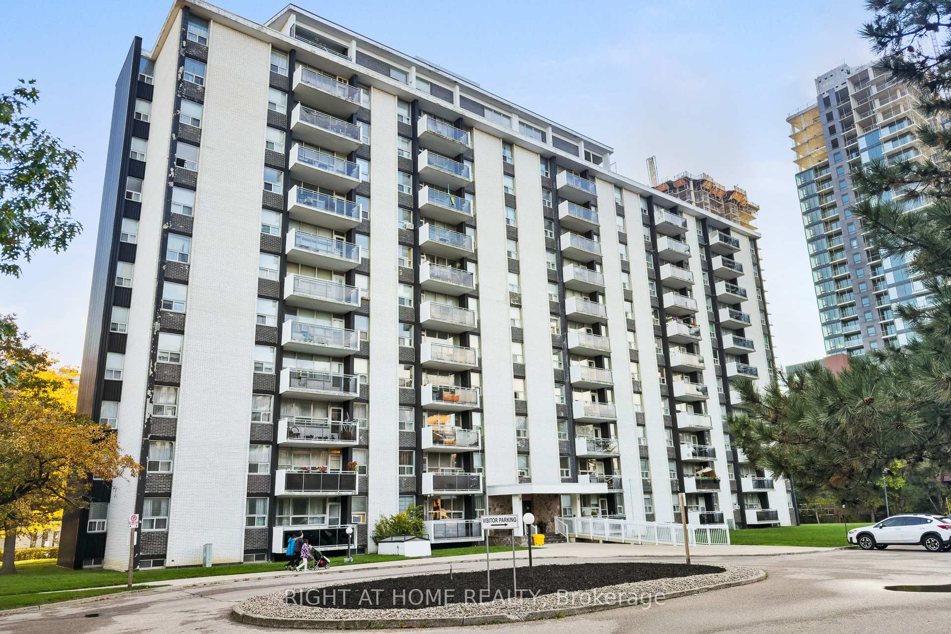 151 LaRose Avenue E 907, Toronto W09, ON M9P 1B3 — Toronto W09, Ontario