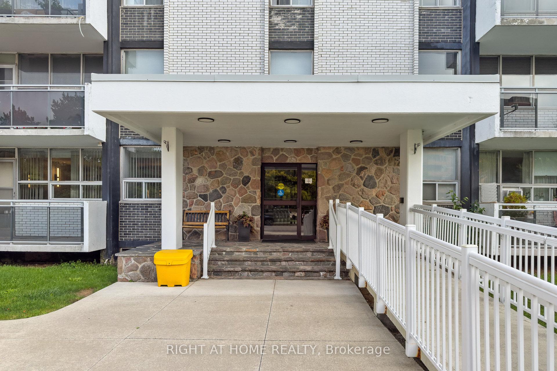 151 LaRose Avenue E 907, Toronto W09 — photo 2 of 5