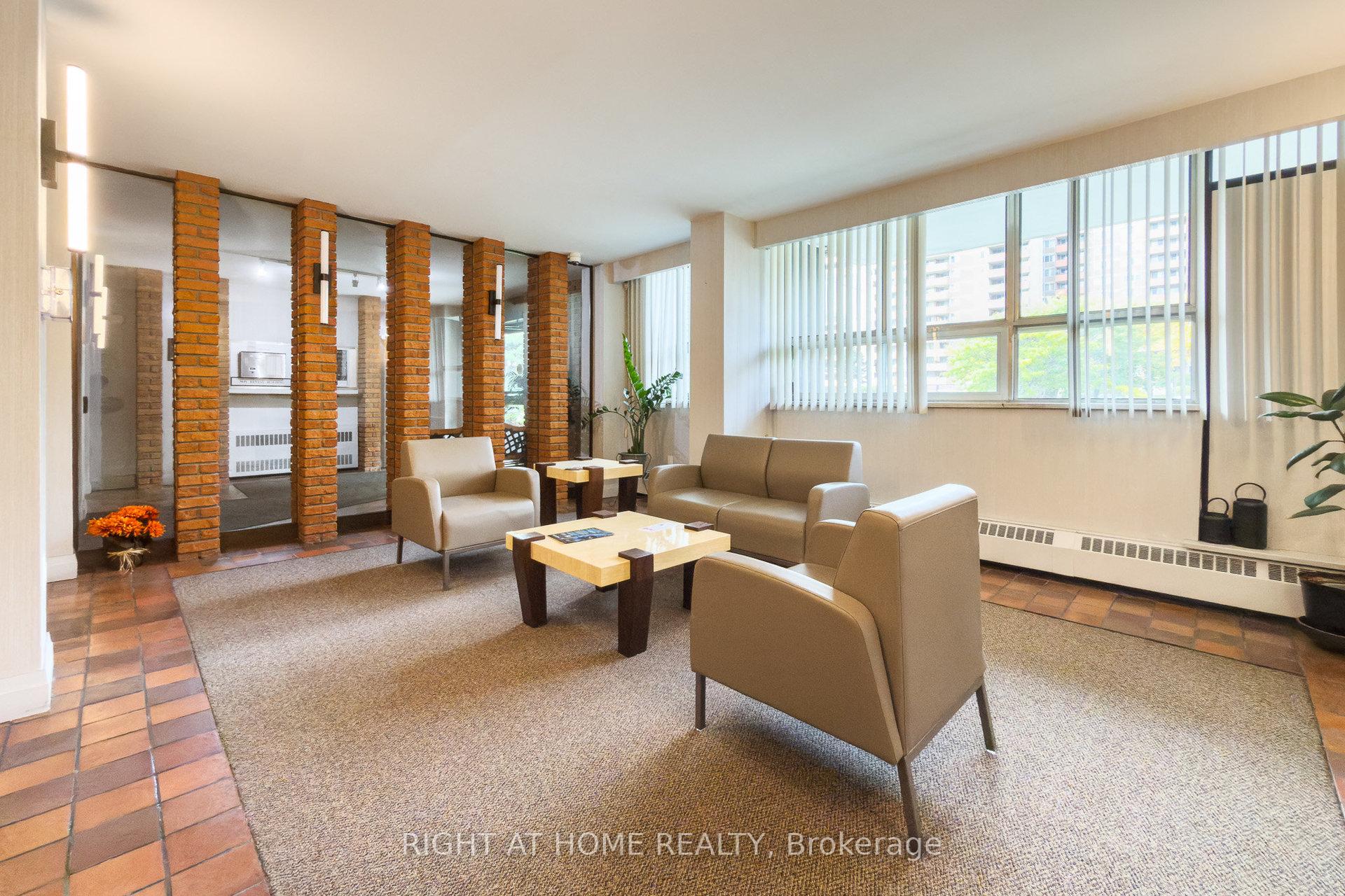 151 LaRose Avenue E 907, Toronto W09 — photo 3 of 5
