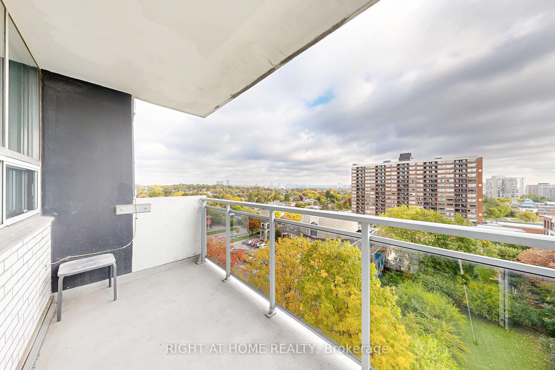 151 LaRose Avenue E 907, Toronto W09 — photo 4 of 5