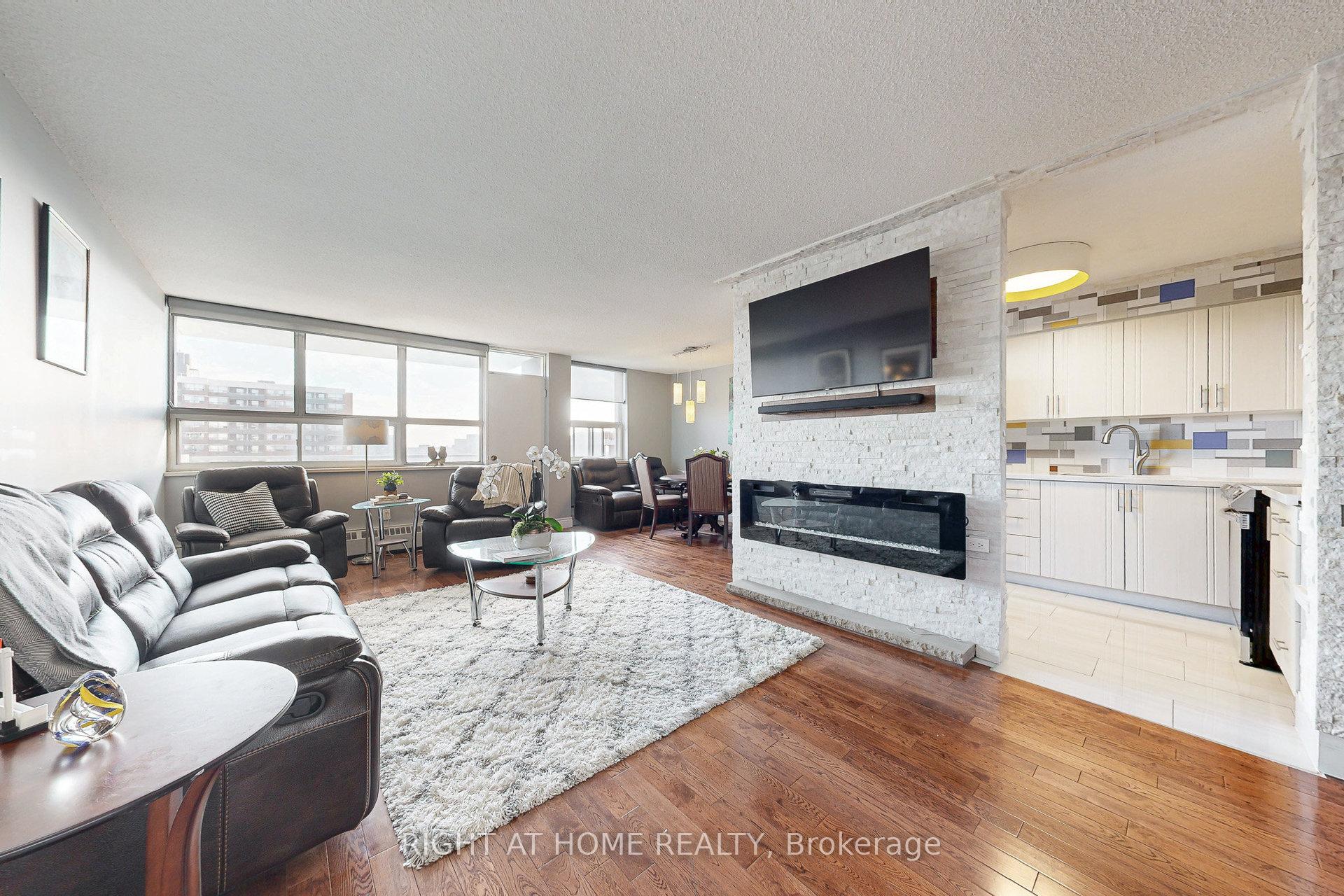 151 LaRose Avenue E 907, Toronto W09 — photo 5 of 5