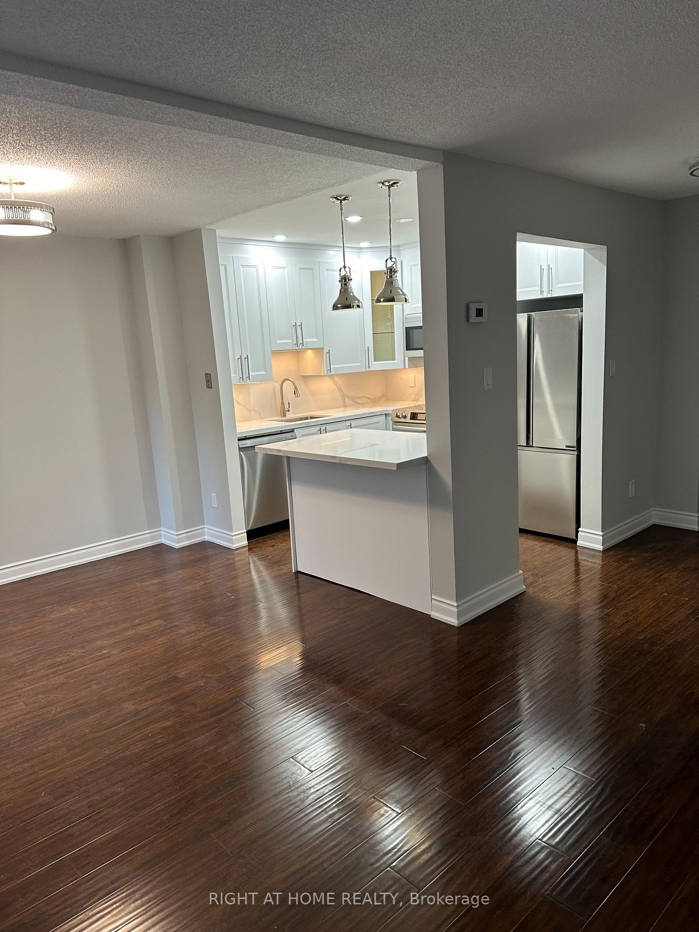 2004 Glenada Crescent 4, Oakville, ON L6H 5P5