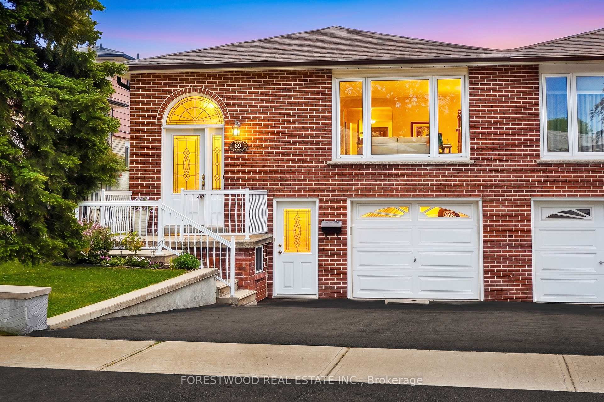 69 Surbray Grove, Mississauga, ON L5B 2E2