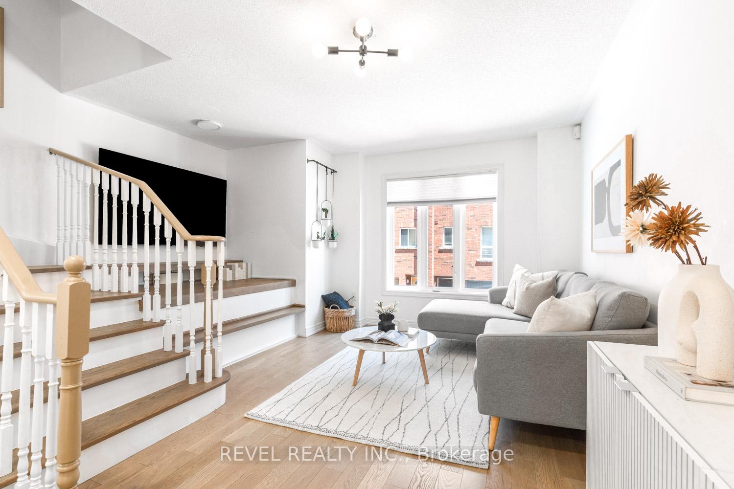 8 Grogan Mews, Toronto W02, ON M6H 4J9