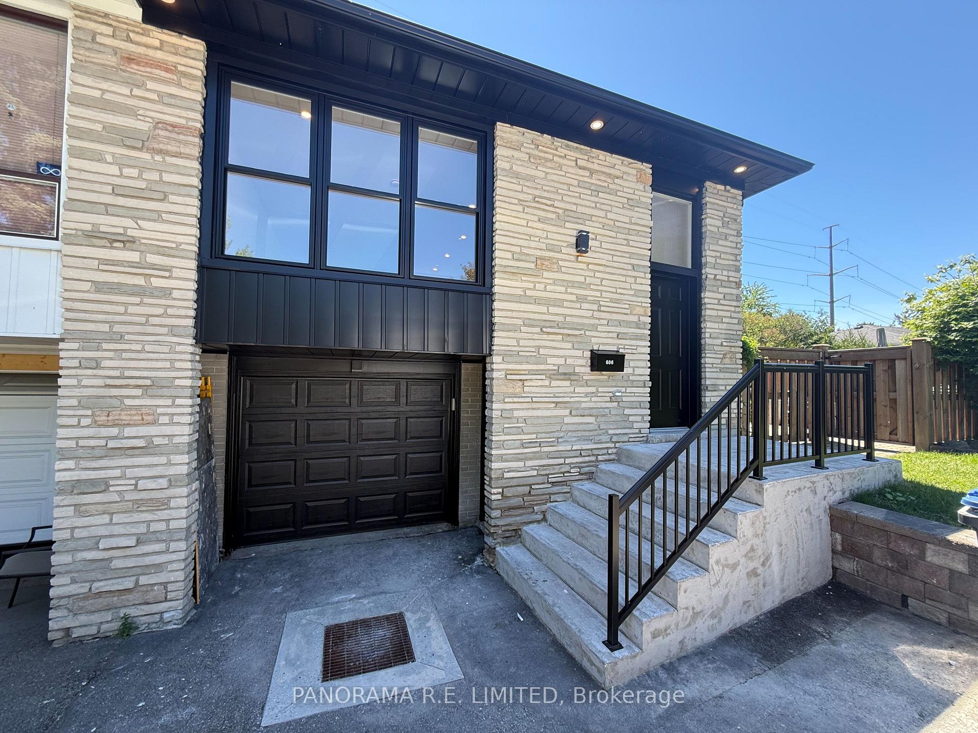 606 Abana Road Main, Mississauga, ON L5A 1H4
