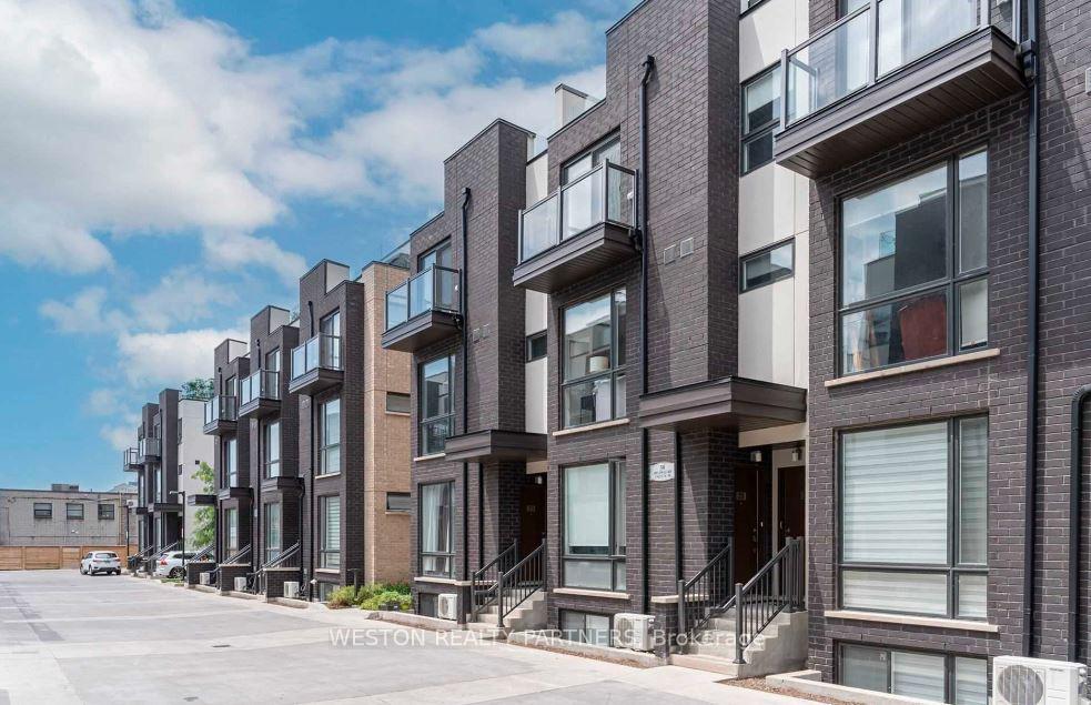 30 Fieldway Road 76, Toronto W08, ON M8Z 0E3