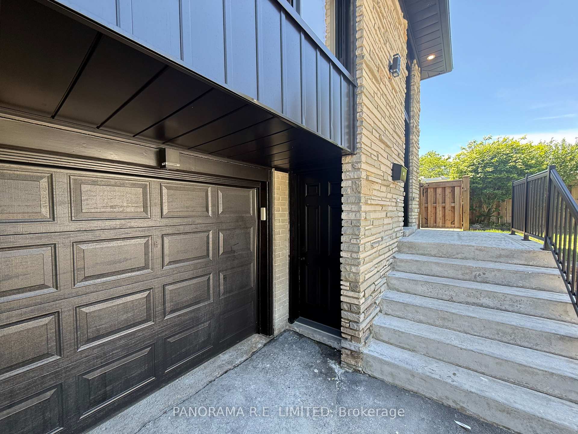 606 Abana Road Lower, Mississauga, ON L5A 1H4