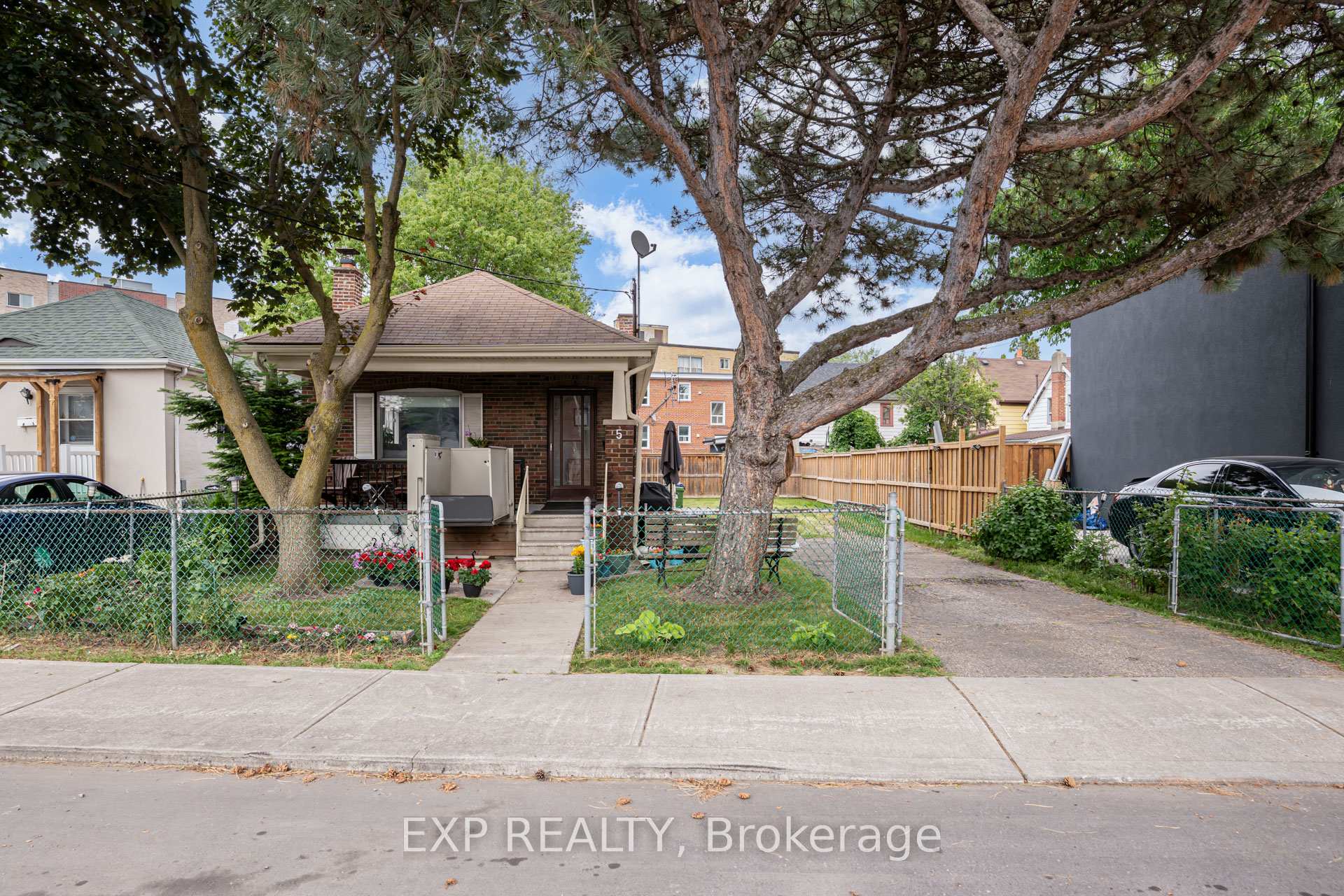5 Laxis Avenue, Toronto W04, ON M6M 2K6