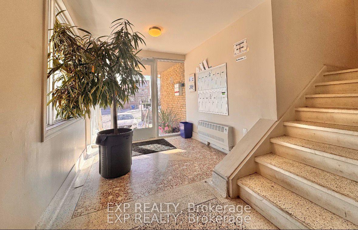 5 Paisley Boulevard E 102, Mississauga, ON L6A 1P3