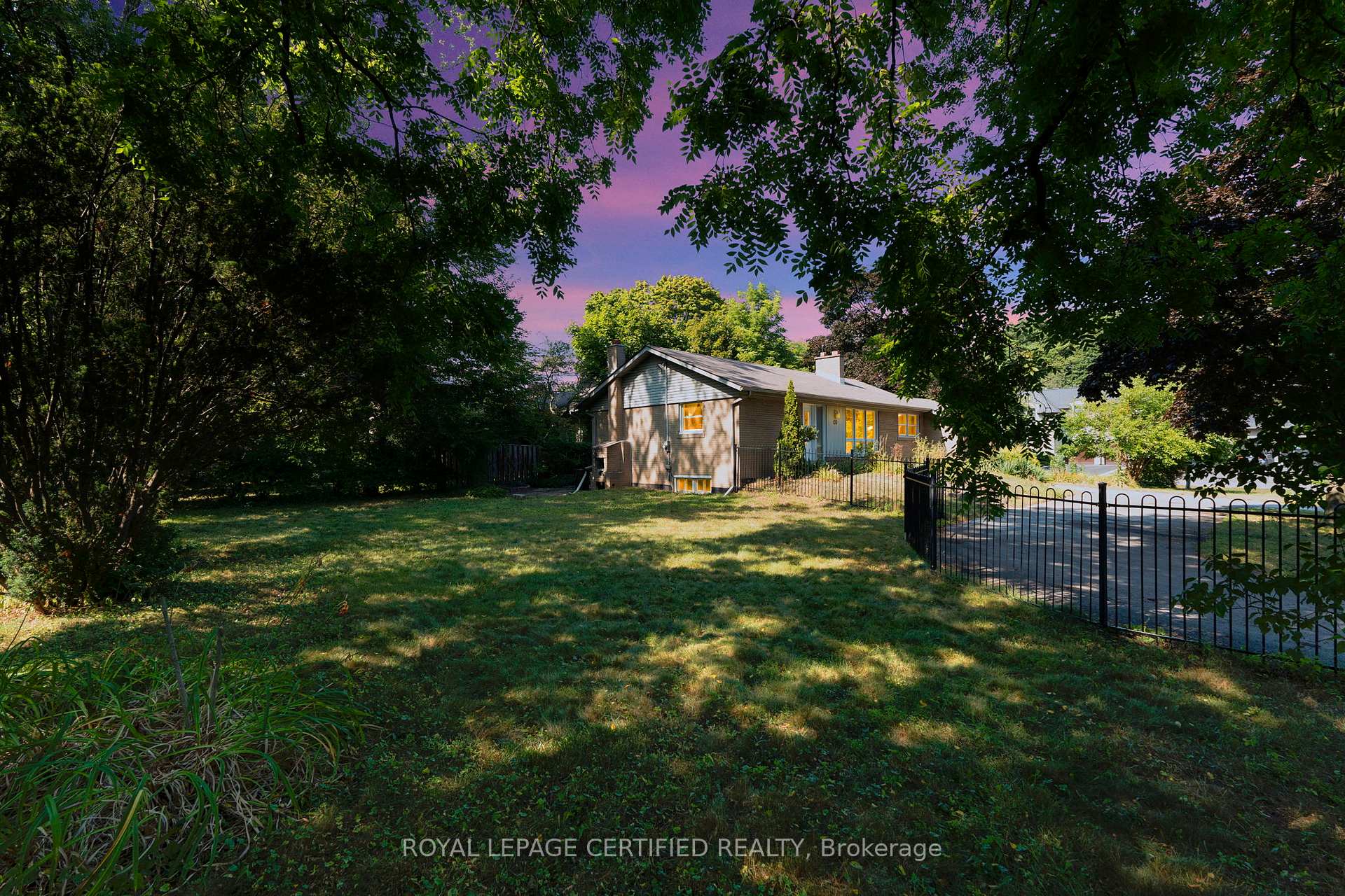 122 Selgrove Crescent, Oakville, ON L6L 1L3
