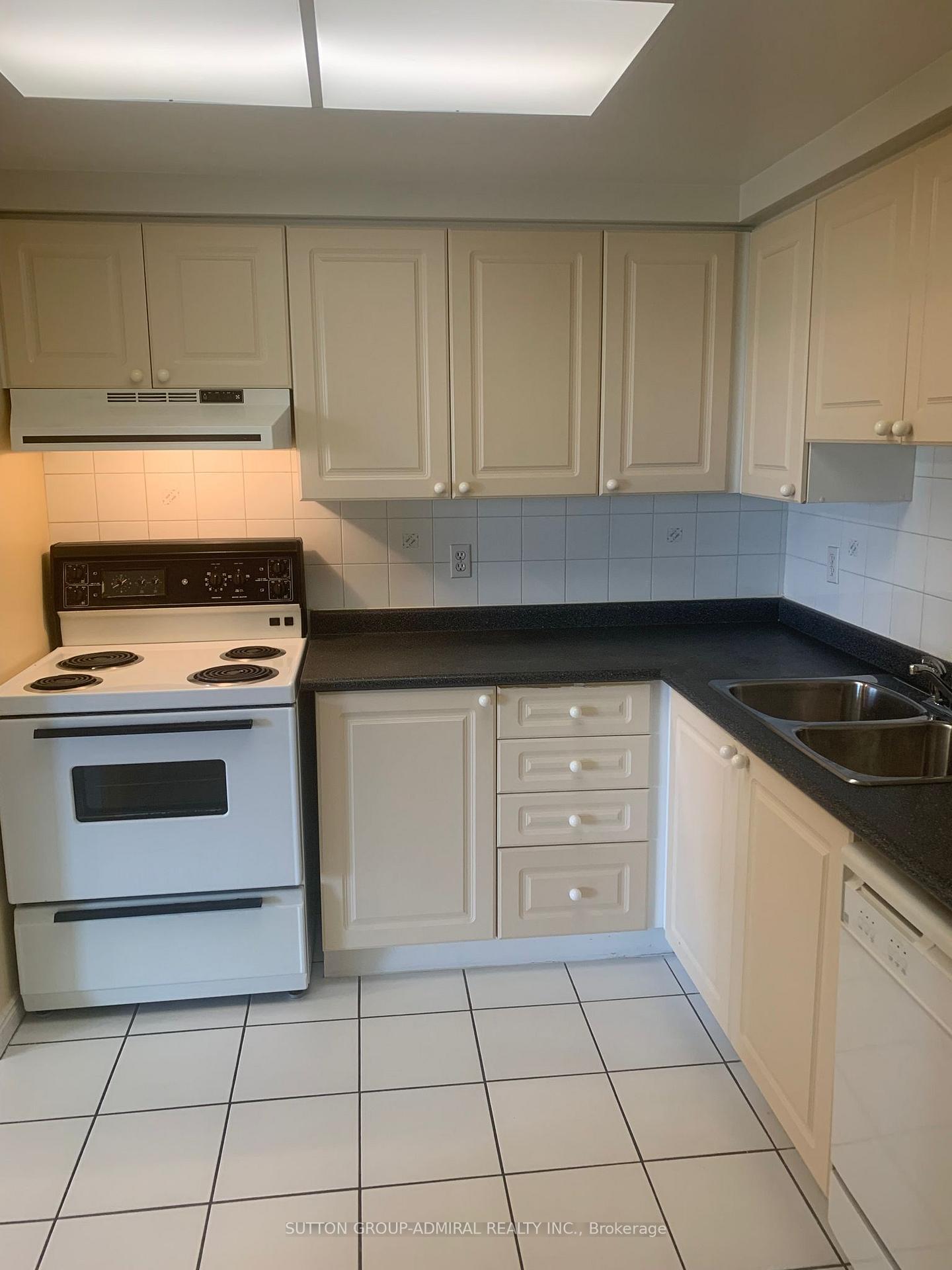 135 Hillcrest Avenue 1615, Mississauga, ON L5B 4B1