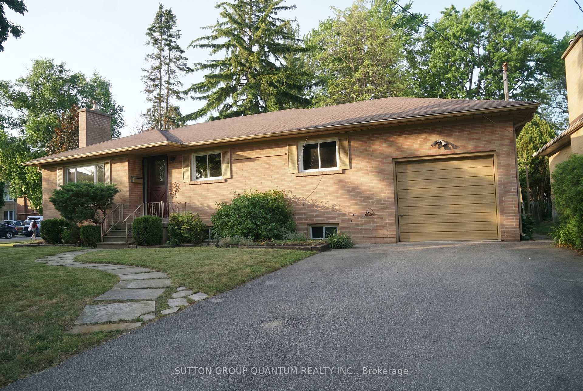 2395 Edenhurst Drive, Mississauga, ON L5A 2L1